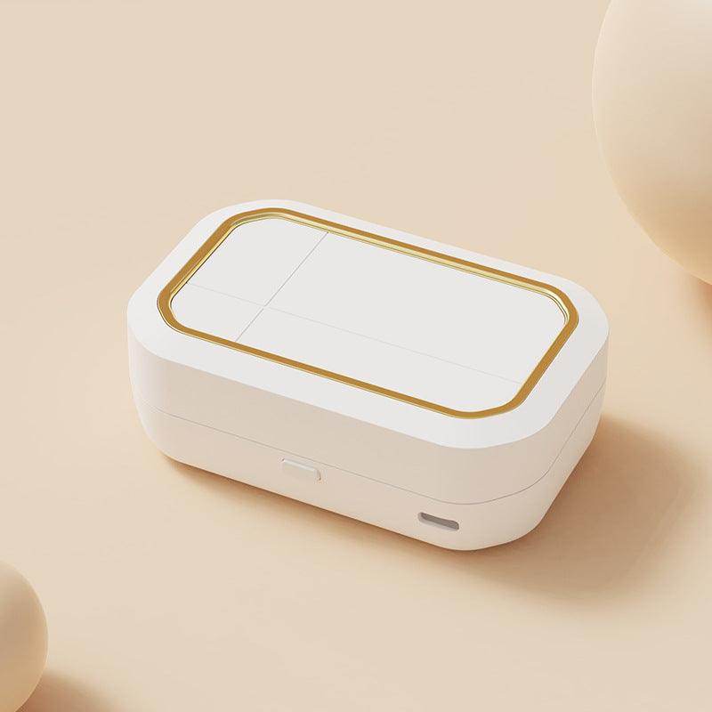 Smart contact lens cleaner